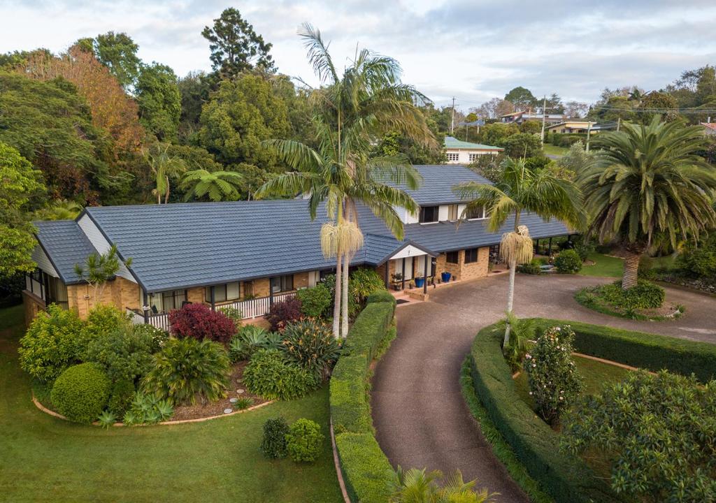 une vue aérienne sur une maison avec un palmier dans l'établissement Mountain Sanctuary B&B, à Mount Tamborine