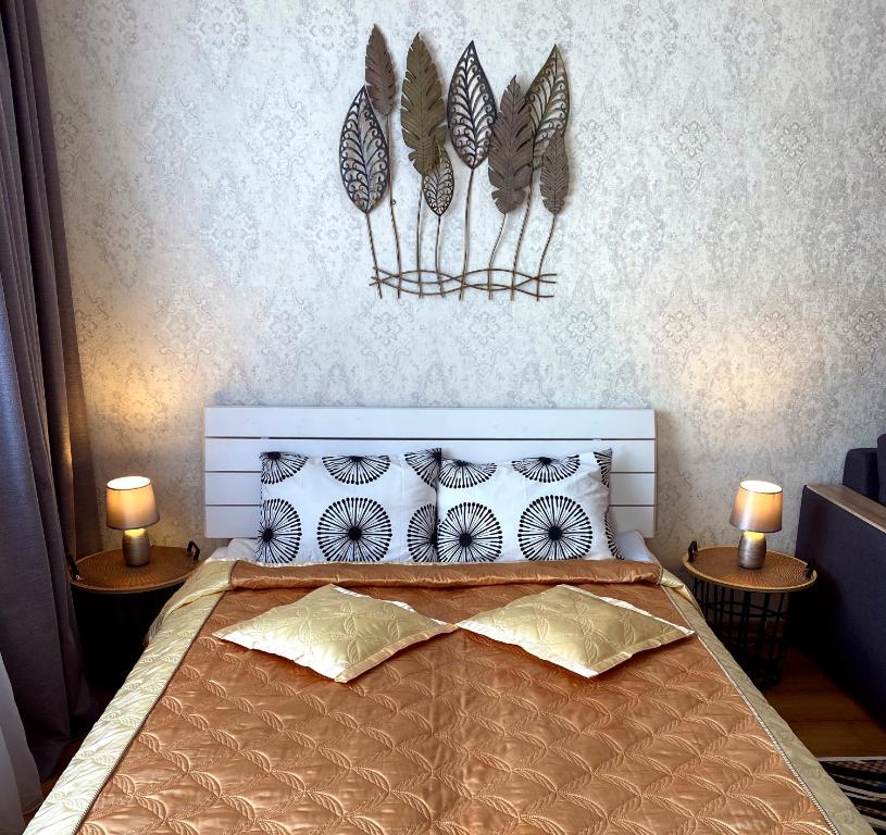 um quarto com uma cama com penas na parede em Lada Wings em Narva