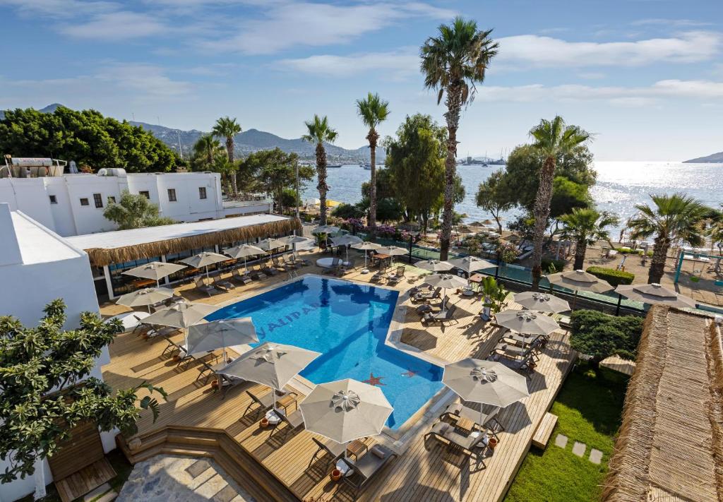 亞勒卡瓦克的住宿－Yalıpark Beach Hotel，享有带游泳池和椅子的度假村的空中景致