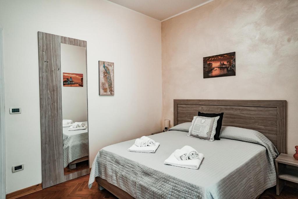 sypialnia z łóżkiem i dwoma ręcznikami na nim w obiekcie Angelica Home w Mestre