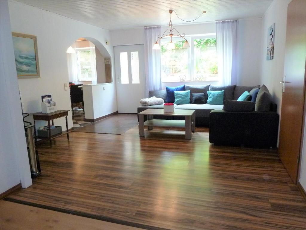 a living room with a couch and a table at Apartment de luxe 73 qm mit 3 Zimmer und Terrasse in Einhausen