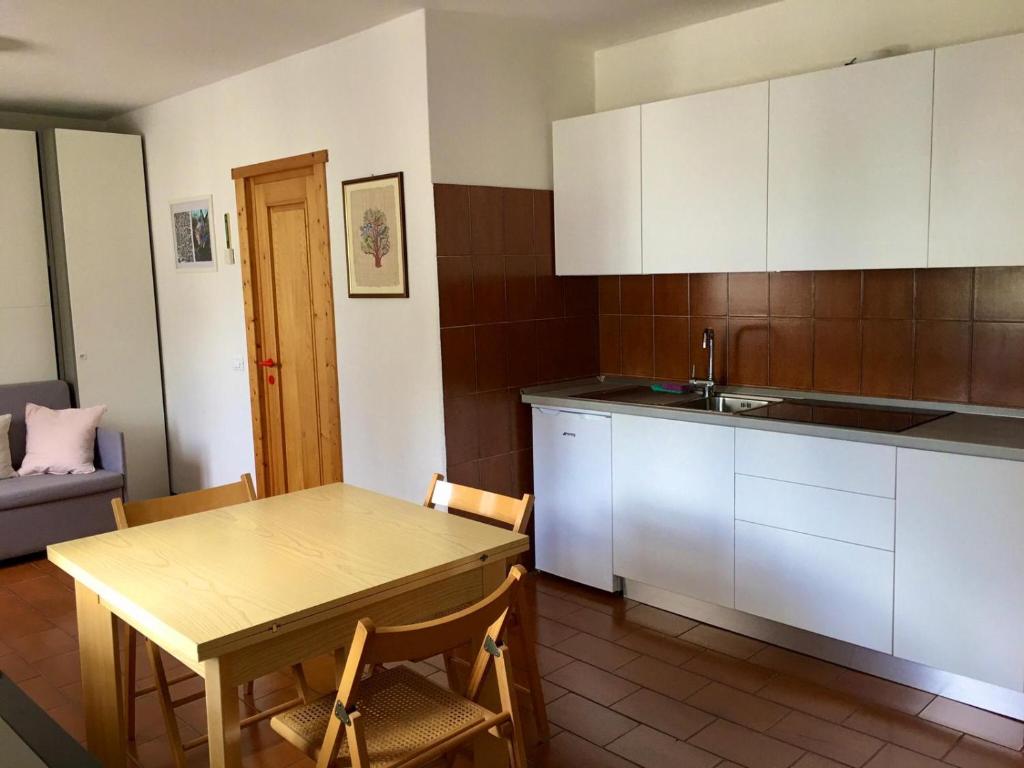 Kuchyňa alebo kuchynka v ubytovaní Grazioso monolocale a pochi passi dal centro cittadino