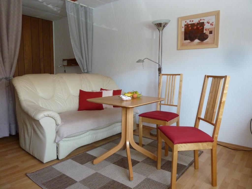 een woonkamer met een bank en een tafel en stoelen bij Ferienwohnung Roth am Naturschutzgebiet Bodensee Eriskircher Ried in Eriskirch