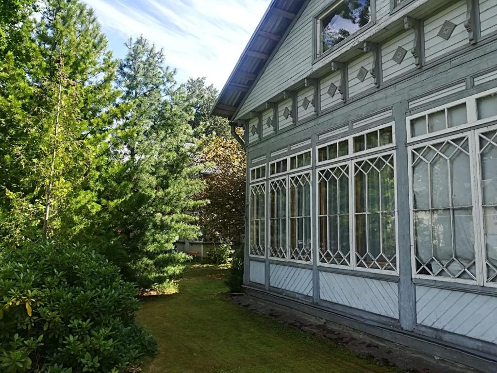 ein Haus mit Seitenfenstern in der Unterkunft Pumpuri apartment in Jūrmala