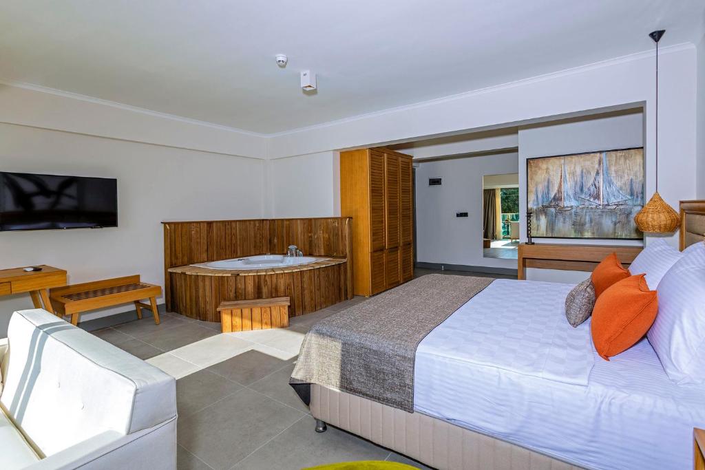 Postel nebo postele na pokoji v ubytování Yalıpark Beach Hotel