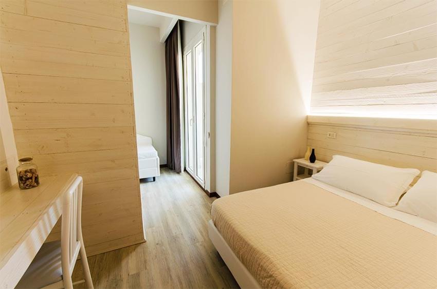 Postel nebo postele na pokoji v ubytování Mona Lisa Hotel