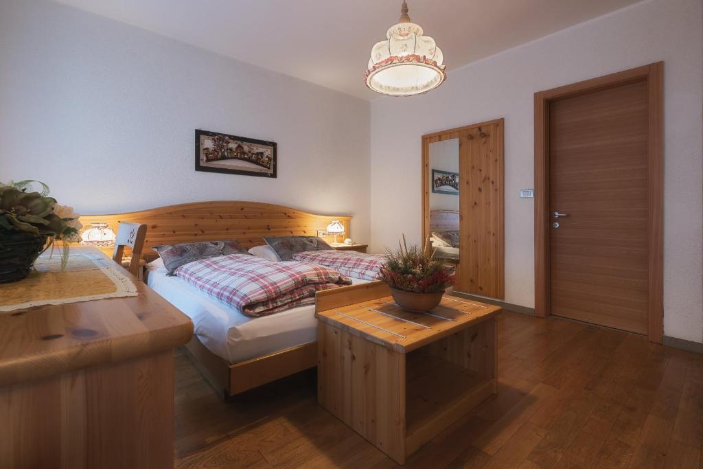 Postel nebo postele na pokoji v ubytování Dolomiti Hotel Cozzio