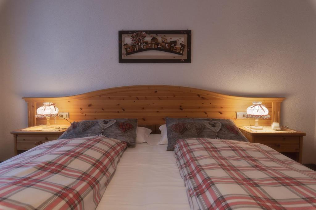 Postel nebo postele na pokoji v ubytování Dolomiti Hotel Cozzio