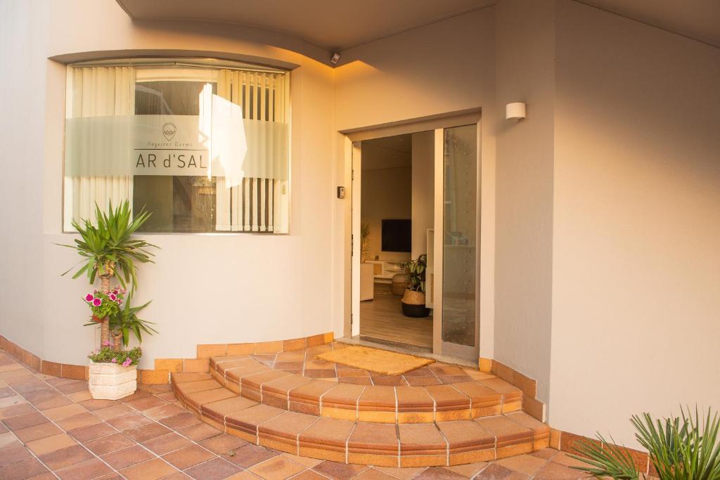 ラーヴラにあるAr d'Sal - Praia de Angeiras - Beach&GoodFoodの煉瓦造りの通路のある建物の入口