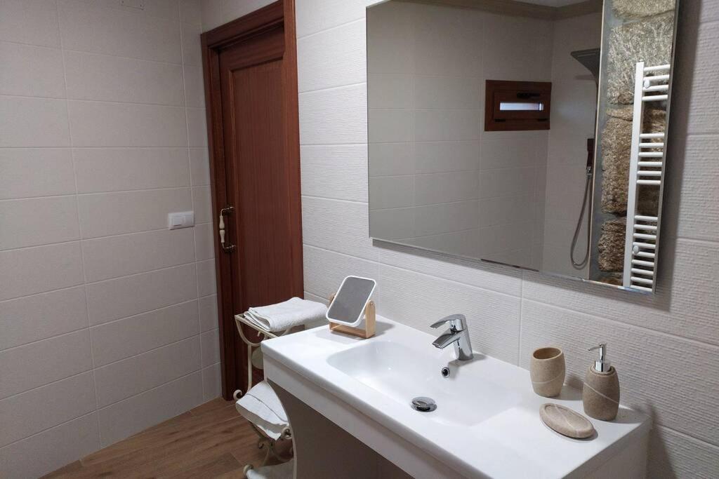 Kúpeľňa v ubytovaní O Apartamento do Xanza, ideal para parejas ADAPTADO MOVILIDAD REDUCIDA