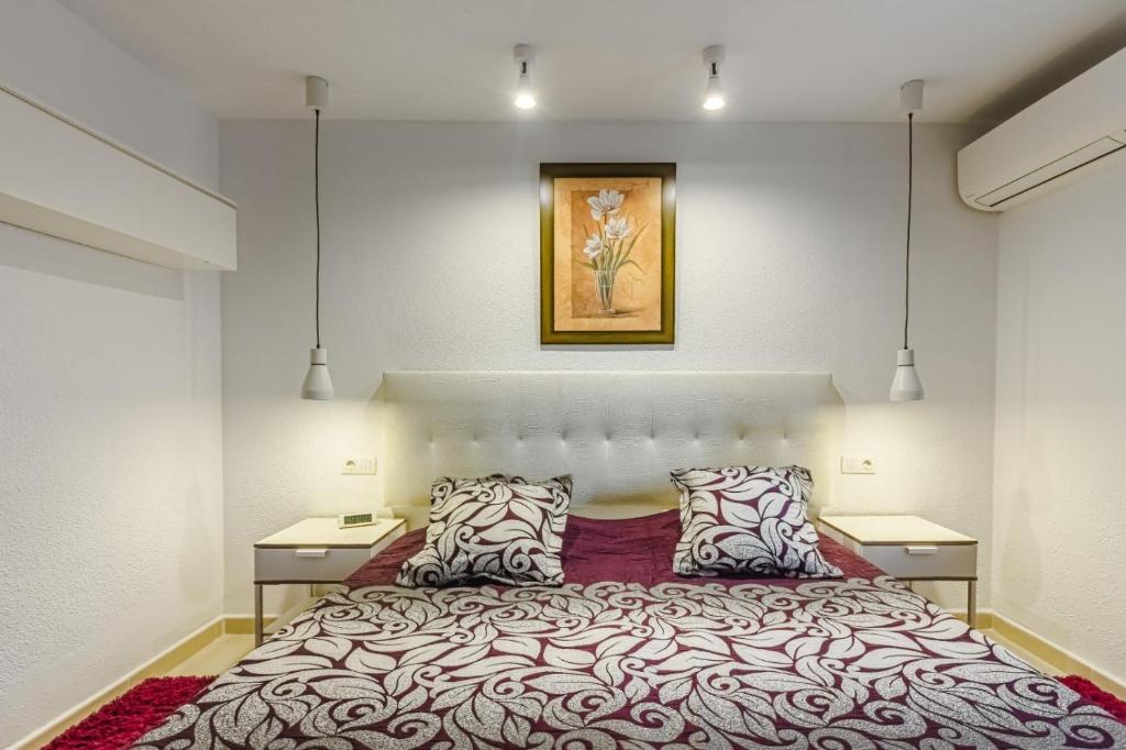 A bed or beds in a room at Los Cristianos Royal Gardens