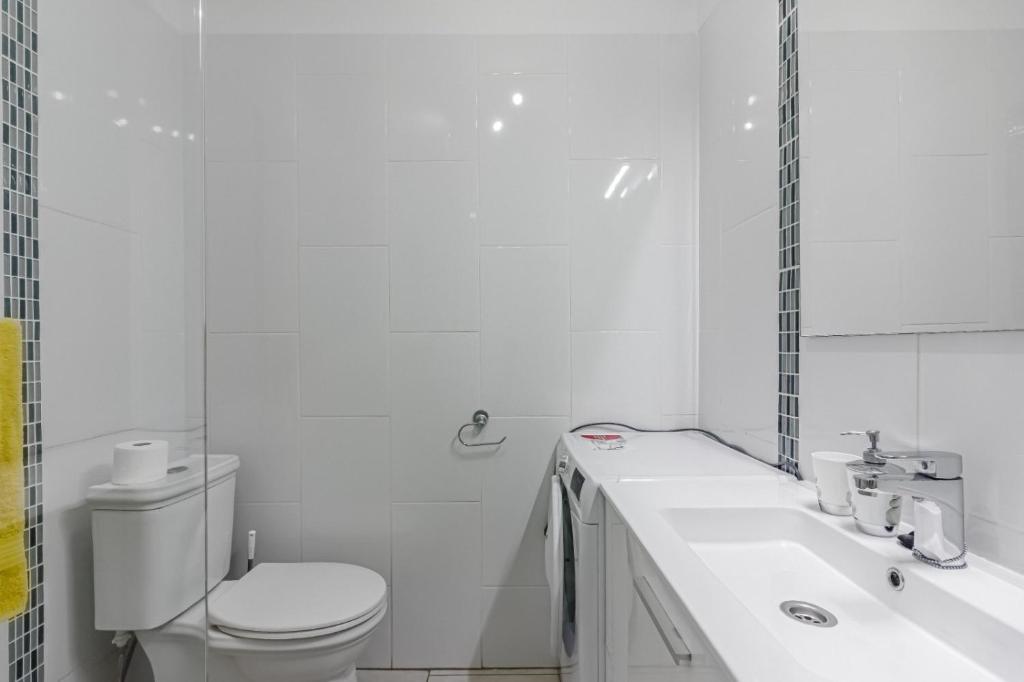 A bathroom at Los Cristianos Royal Gardens