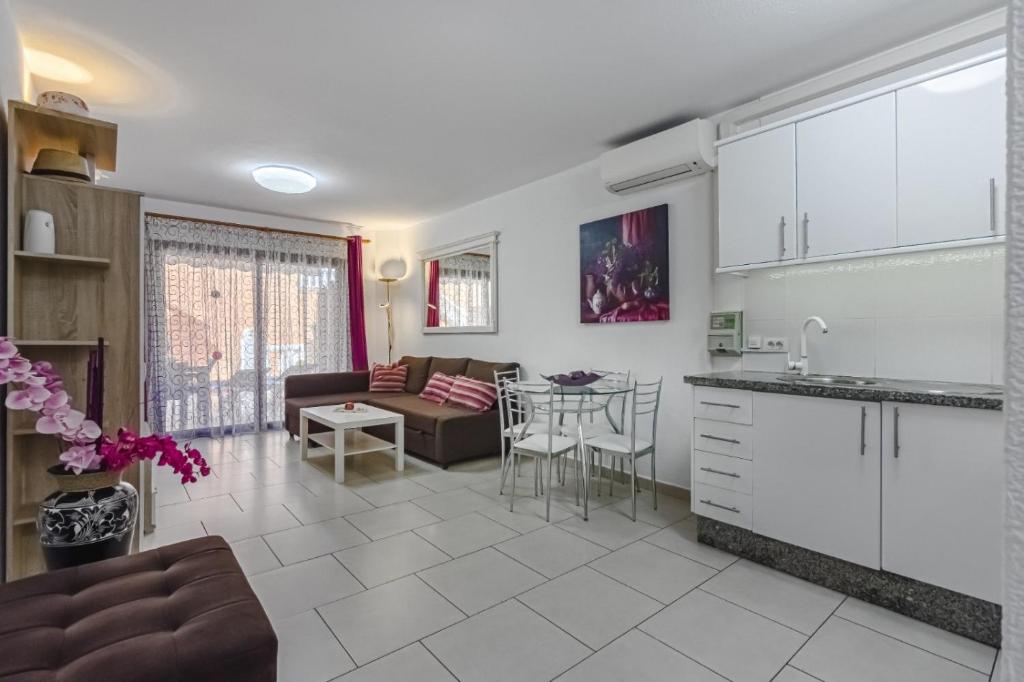 A kitchen or kitchenette at Los Cristianos Royal Gardens