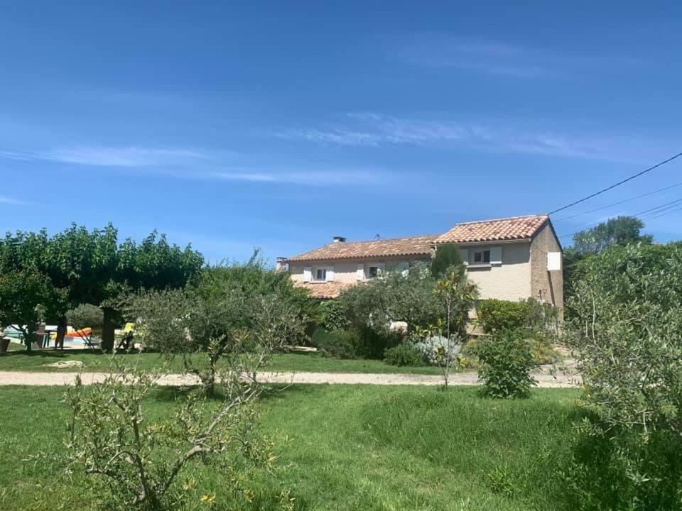 une maison au milieu d&#39;une cour verdoyante dans l&#39;établissement Le Mazet Des Joncs en Provence, à Saint-Pierre-de-Vassols