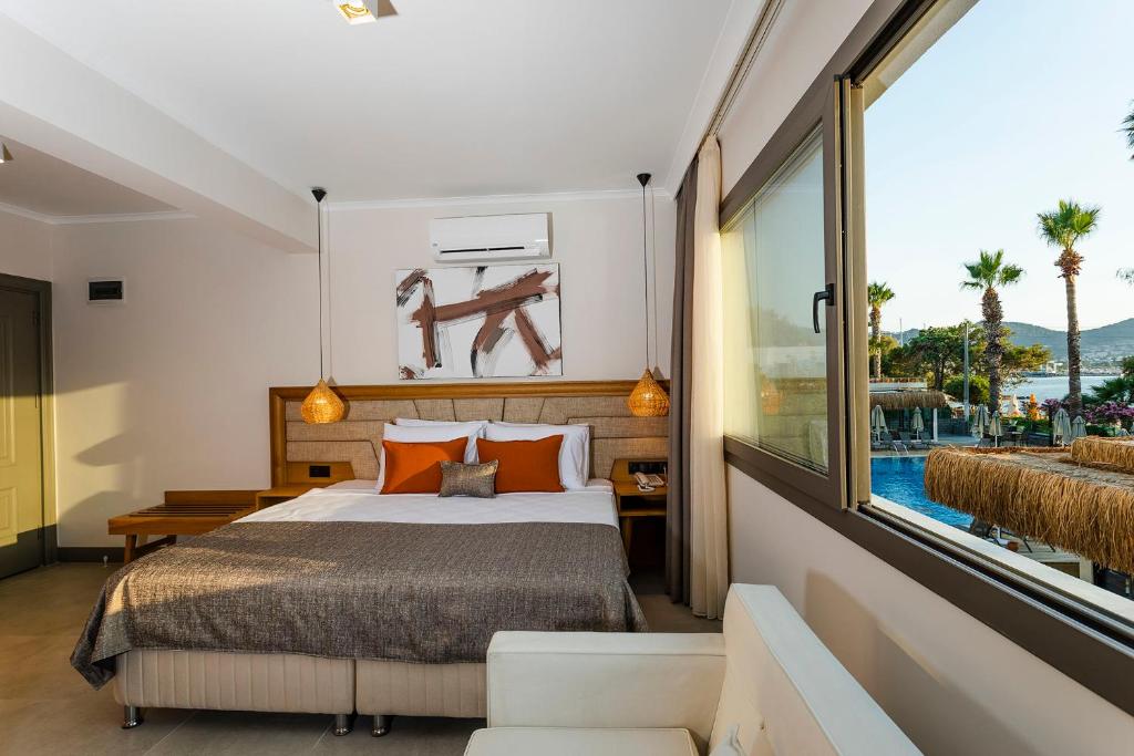 Postel nebo postele na pokoji v ubytování Yalıpark Beach Hotel