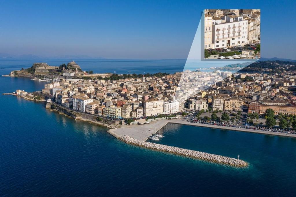 duas imagens de uma cidade e um corpo de água em City Marina em Corfu Town