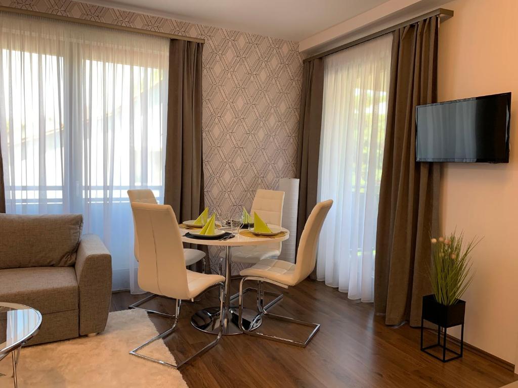 Televízia a/alebo spoločenská miestnosť v ubytovaní Naplemente Apartman