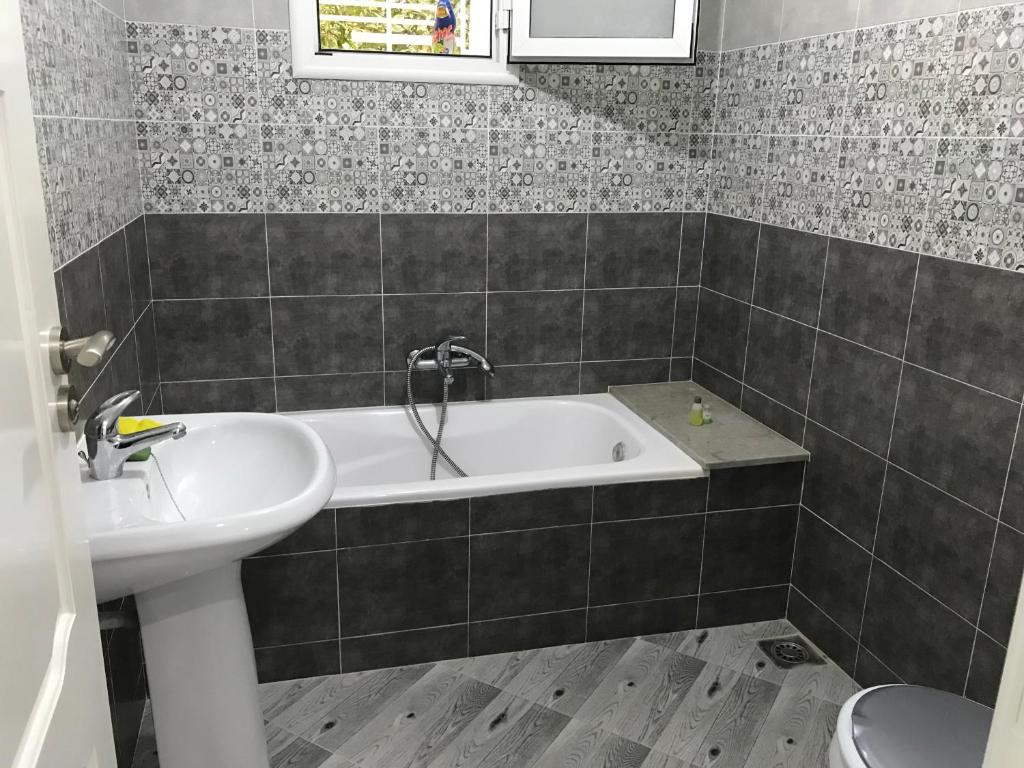 Koupelna v ubytování Maison de Vacances Tazarka