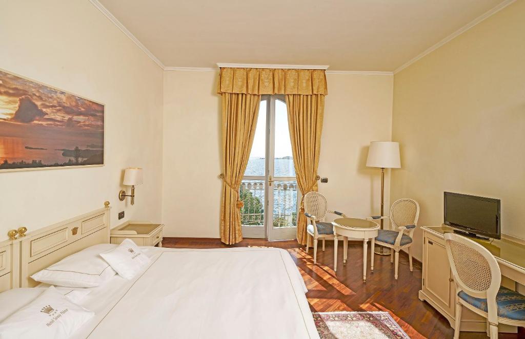Postel nebo postele na pokoji v ubytování Hotel Savoy Palace
