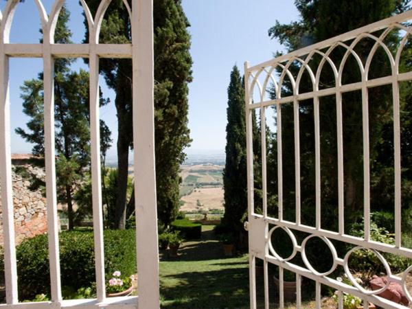 Blick auf einen Garten durch ein offenes Tor in der Unterkunft Nido verde in Montefollonico