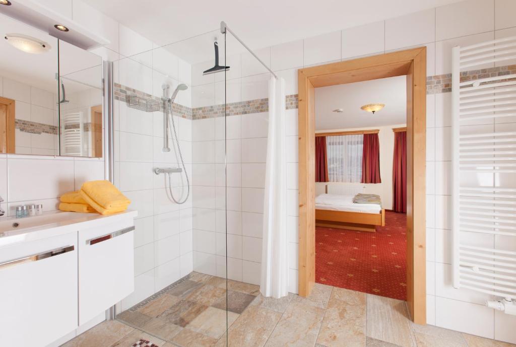 A bathroom at Apparthaus Taxegger