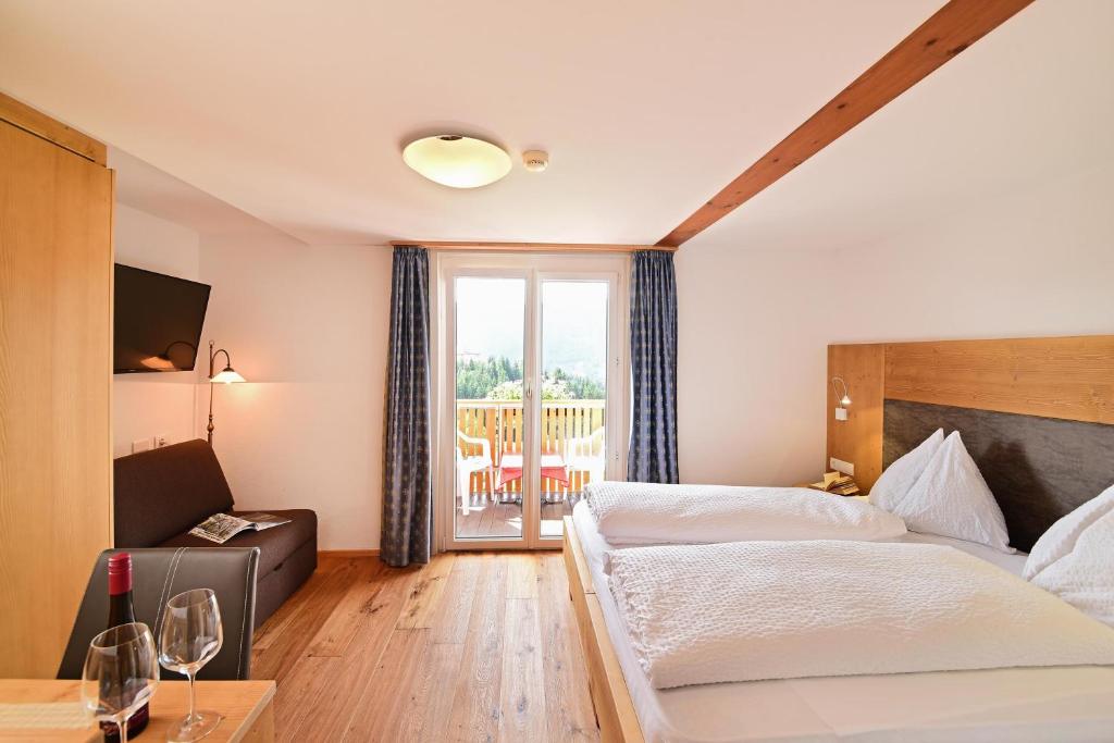 Postel nebo postele na pokoji v ubytování Hotel Tirolerhof