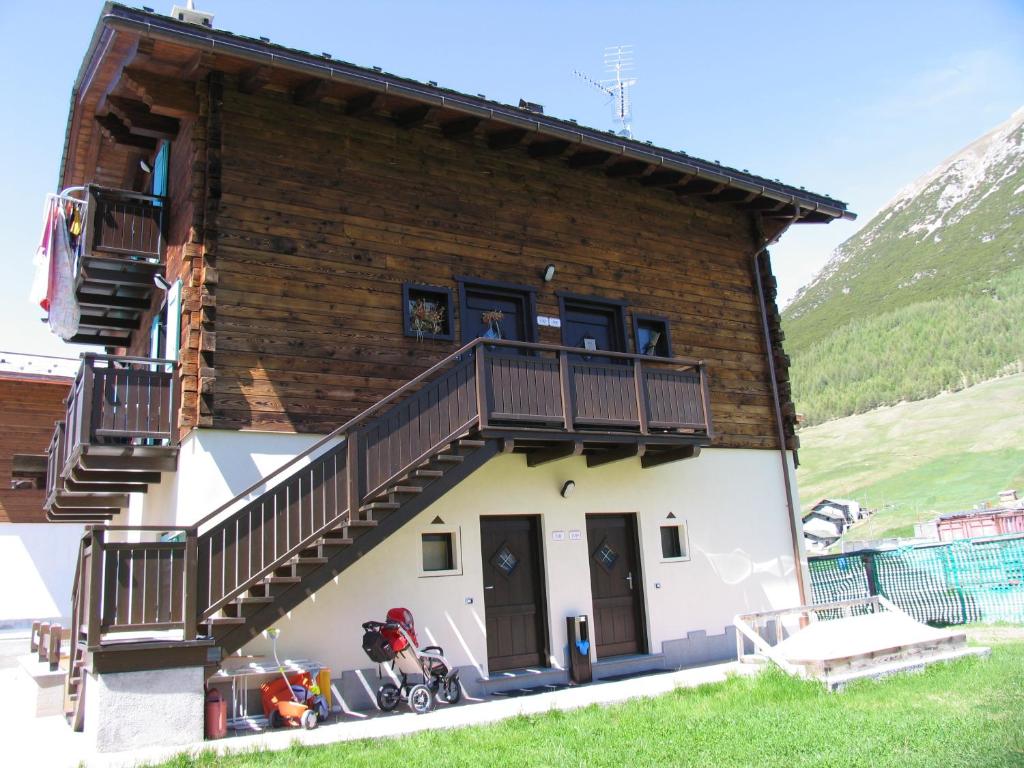 a building with a staircase on the side of it at Art Apartments Casa Napell in Livigno