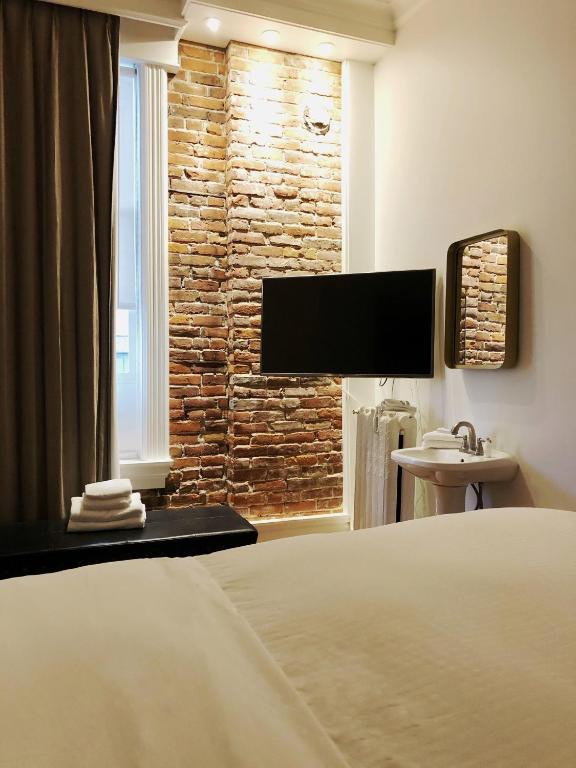 TV a/nebo společenská místnost v ubytování Victorian Hotel