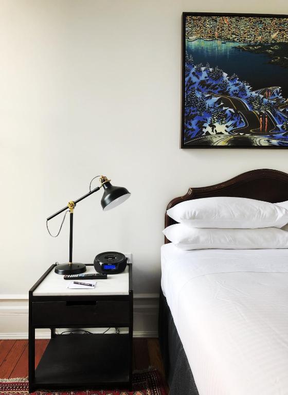 Postel nebo postele na pokoji v ubytování Victorian Hotel