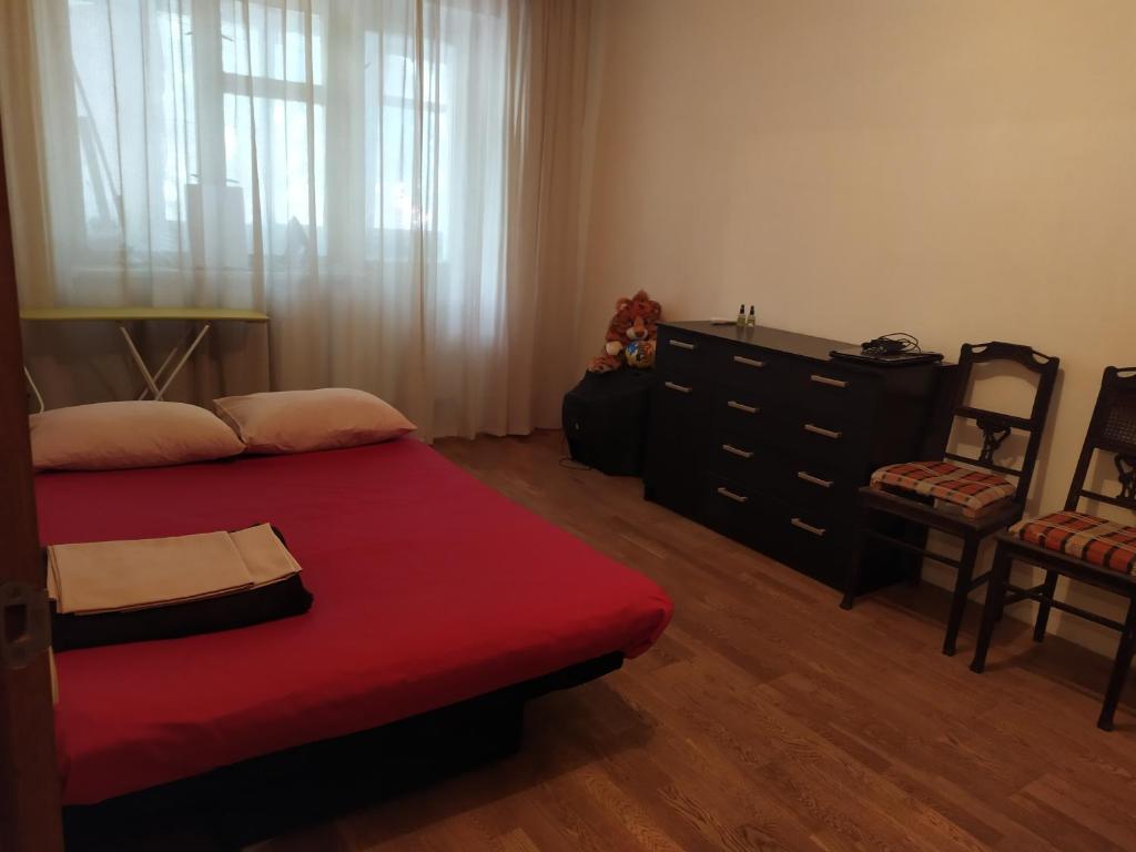 1 dormitorio con cama roja y vestidor en Квартира Добровольского, 105 en Odesa