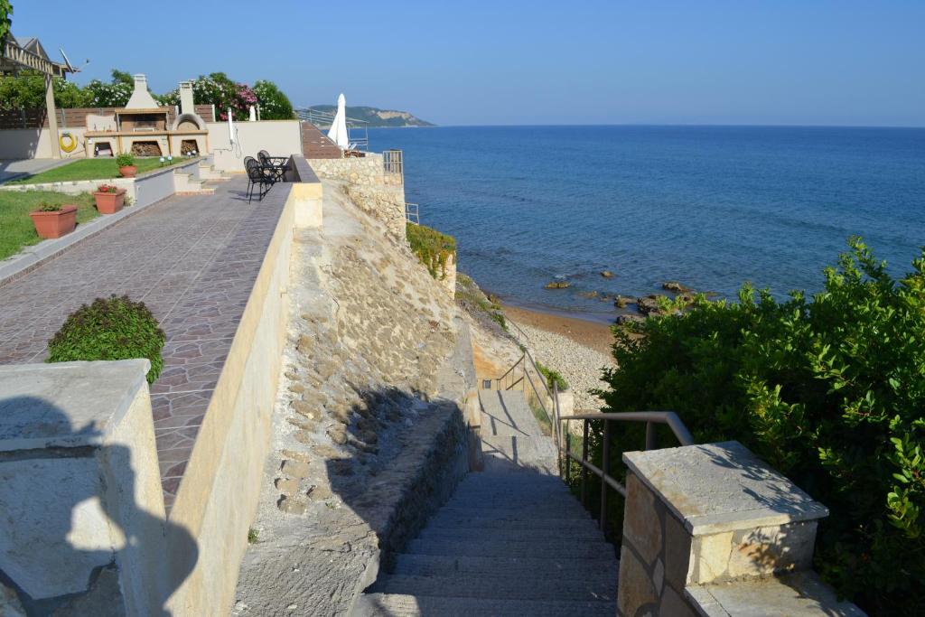 アギオス・ゲオルギオスにあるAquarius Houseの海岸壁へ続く階段
