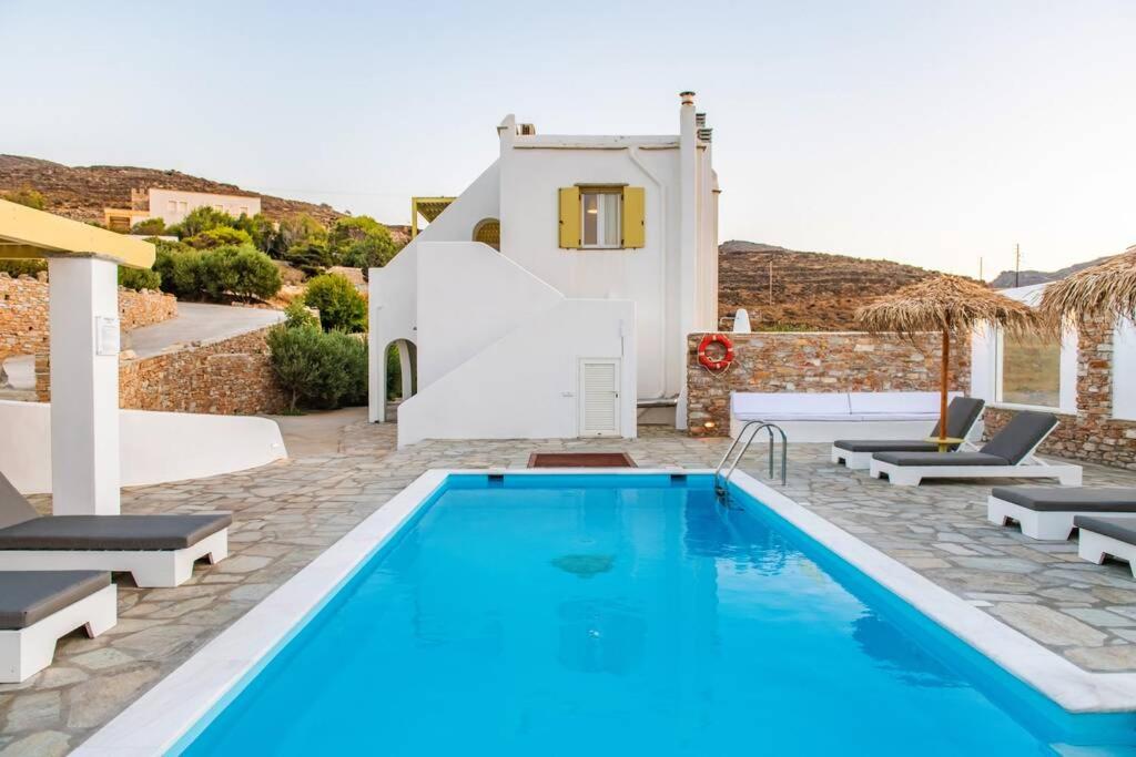uma villa com uma piscina e uma casa em Marble Art Villas em Pánormos