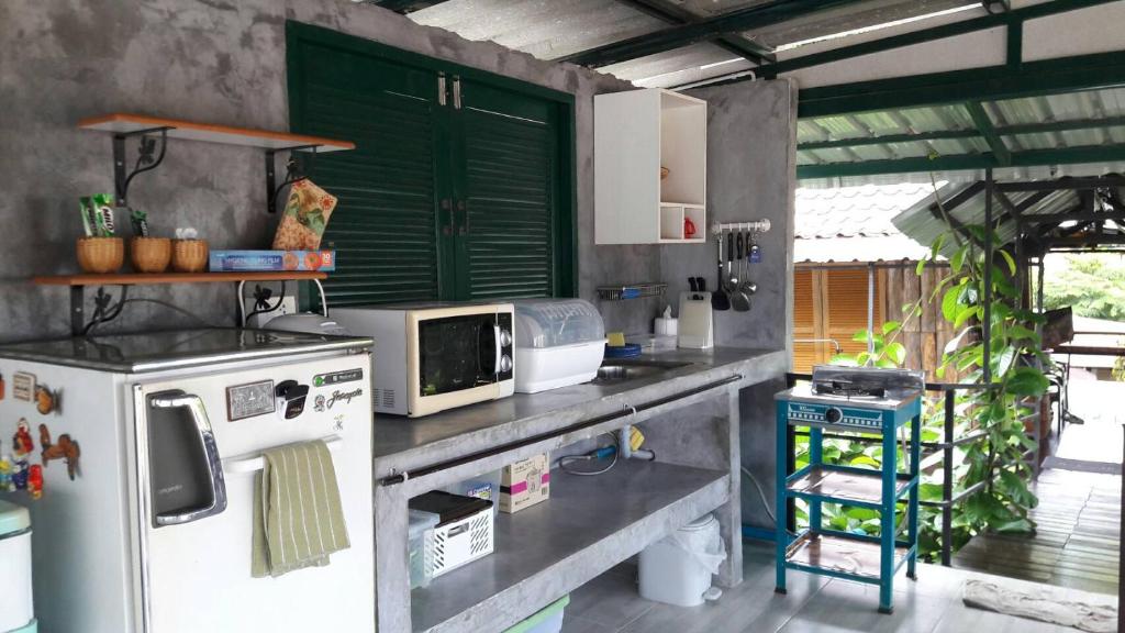 Kuchyň nebo kuchyňský kout v ubytování Casa Bonita Kanchanaburi