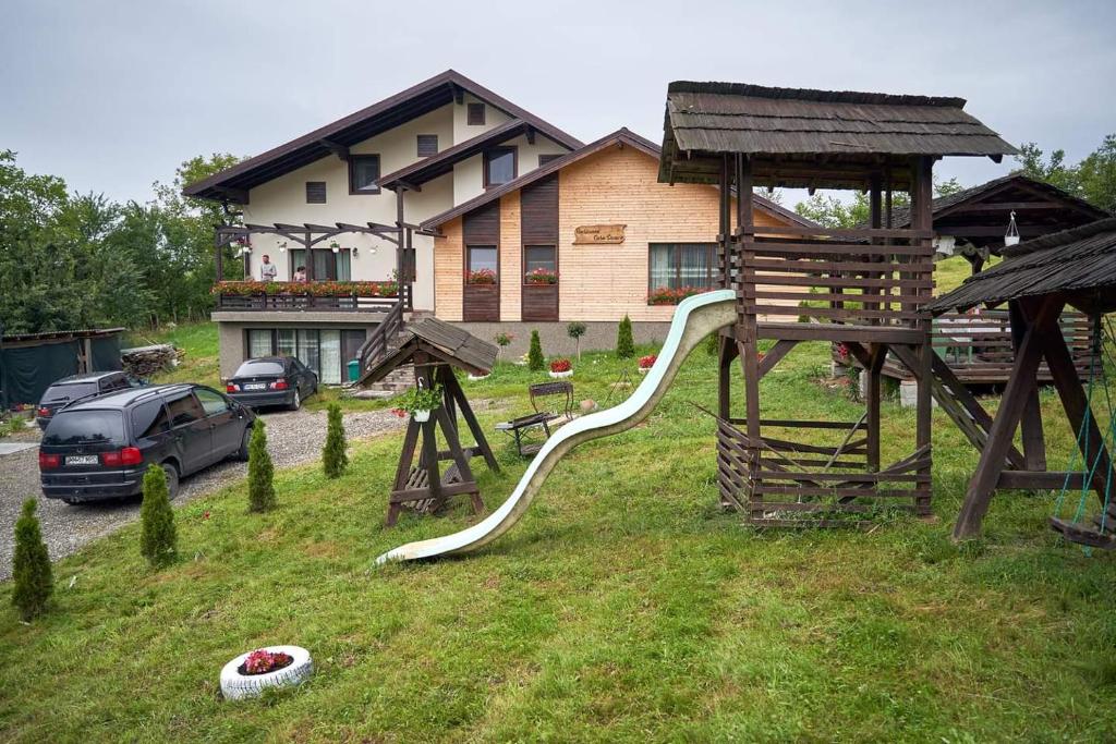 einen Spielplatz in einem Hof vor einem Haus in der Unterkunft Casa Dunca in Sighetu Marmaţiei