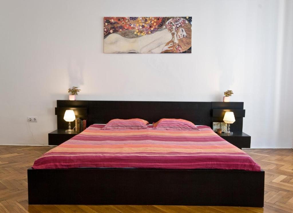 A bed or beds in a room at Balcony Apartment