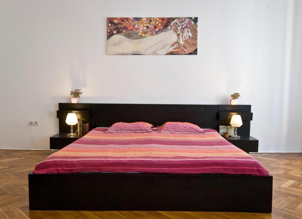 1 dormitorio con 1 cama grande y 2 mesitas de noche en Balcony Apartment en Budapest