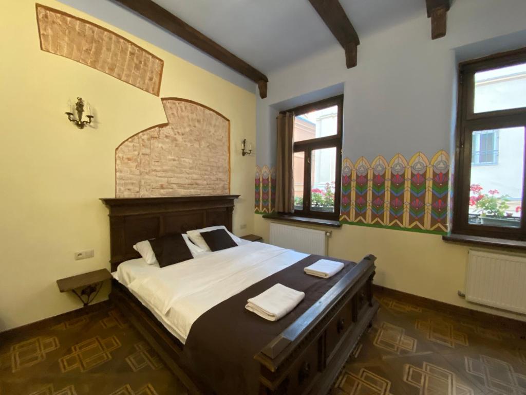 Un dormitorio con una cama con dos toallas encima. en Апартаменти королівські на вулиці Лесі Українки 19, en Leópolis