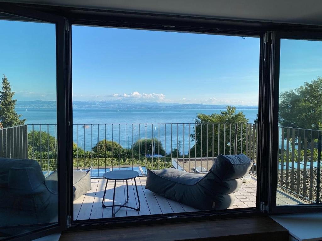 ein Wohnzimmer mit einem Fenster mit Meerblick in der Unterkunft Kling am See in Friedrichshafen