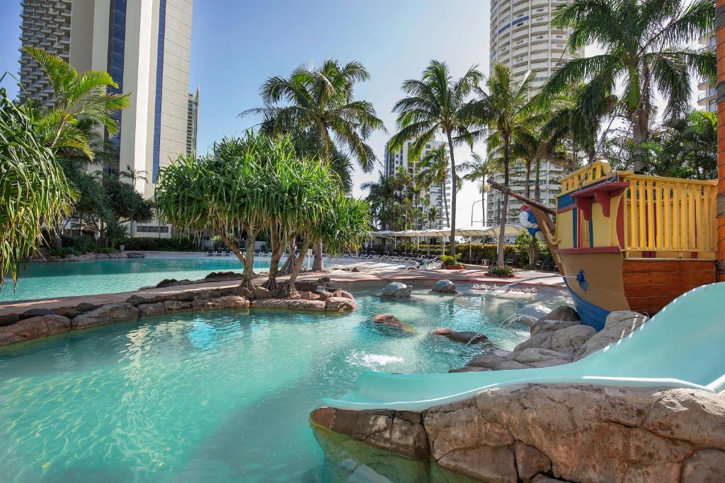 un tobogán de agua en una piscina de un complejo en Mantra Crown Towers, en Gold Coast