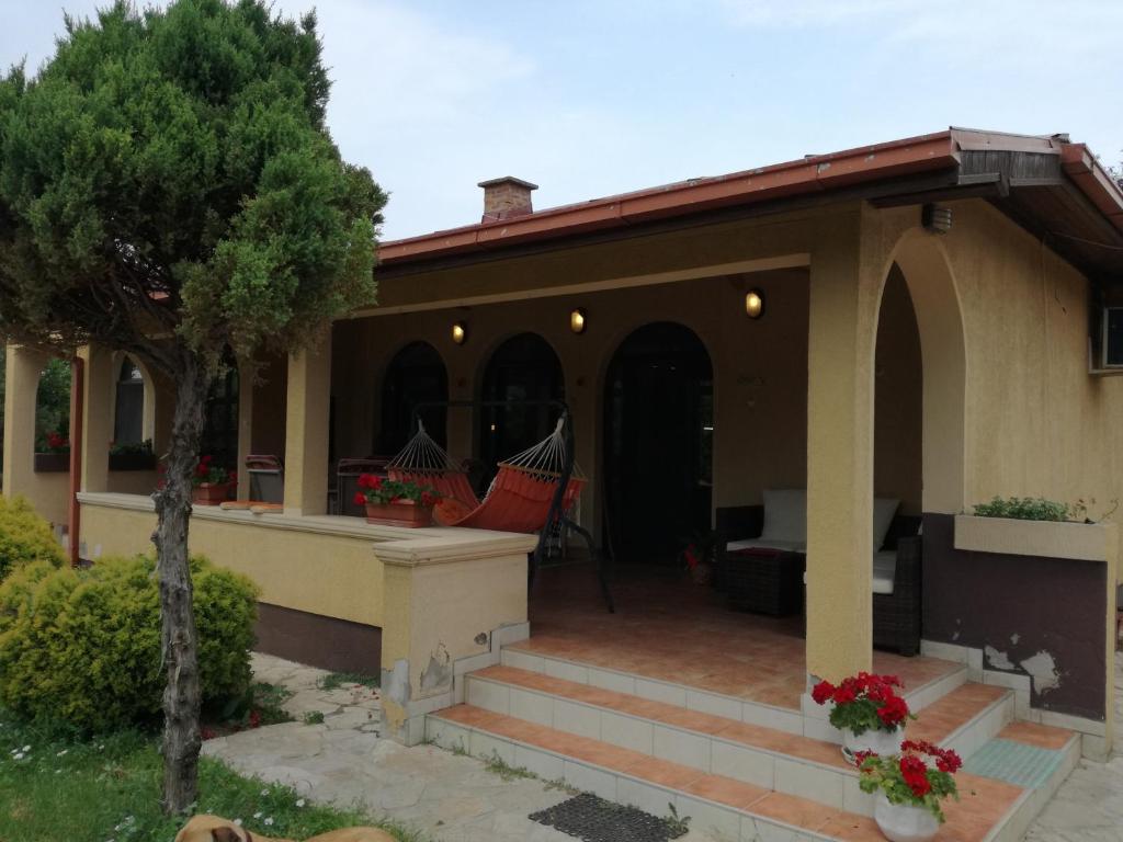 Το κτήριο όπου στεγάζεται  η παραθεριστική κατοικία