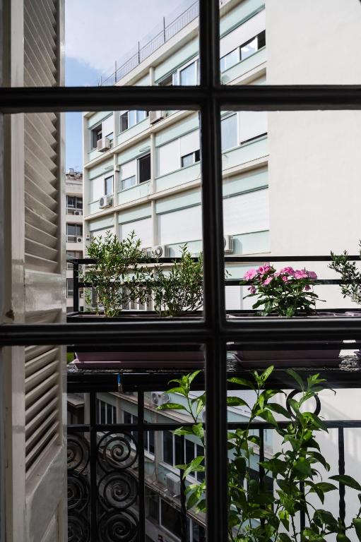 Balkon lub taras w obiekcie Polytimon, an Athenian neoclassical apartment