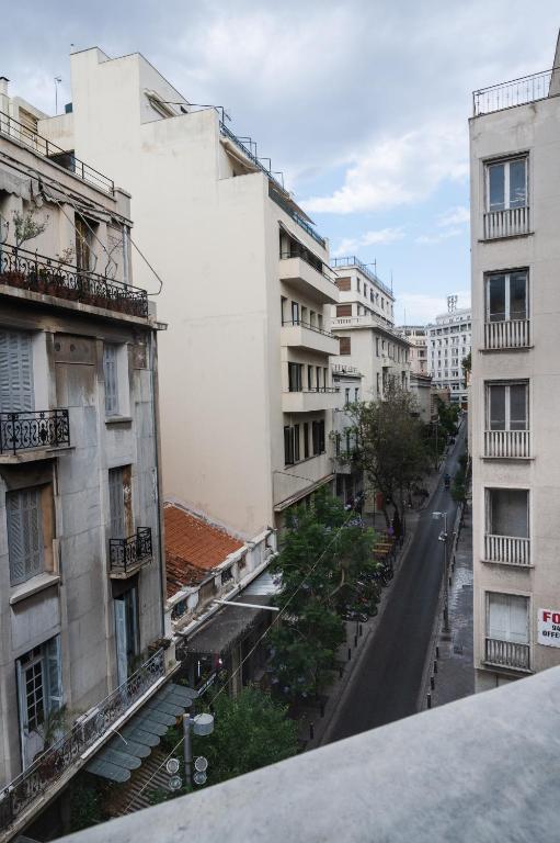widok na ulicę miejską z budynkami w obiekcie Polytimon, an Athenian neoclassical apartment w Atenach