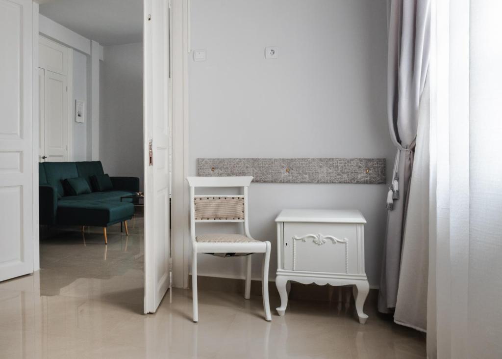 Część wypoczynkowa w obiekcie Polytimon, an Athenian neoclassical apartment