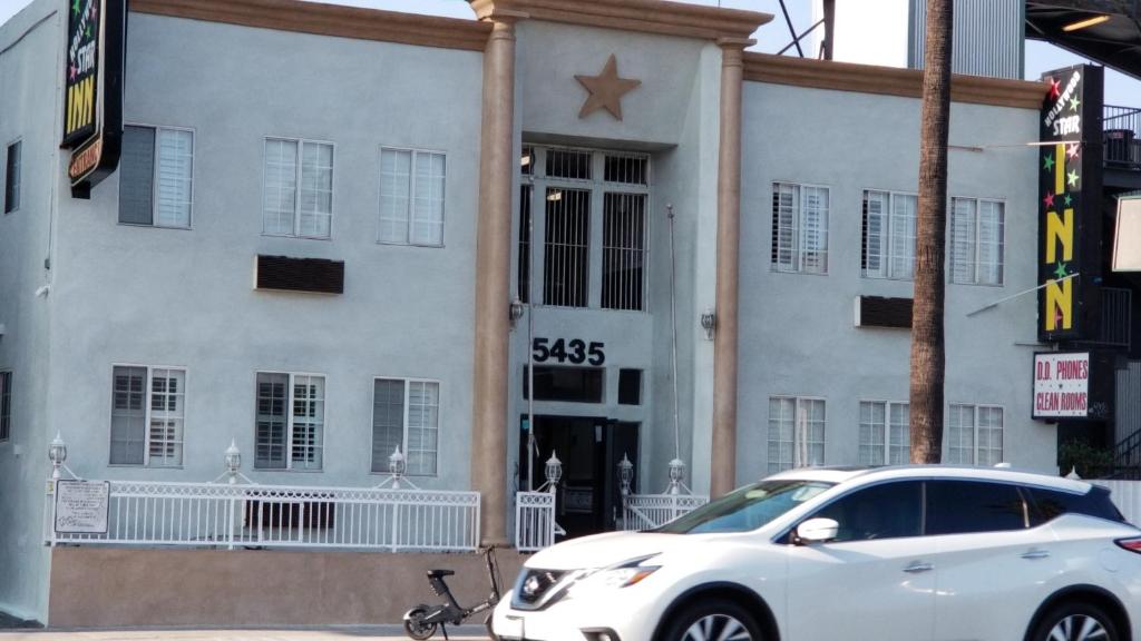 هوليوود ستارز ان في لوس أنجلوس: سيارة بيضاء متوقفة أمام مبنى