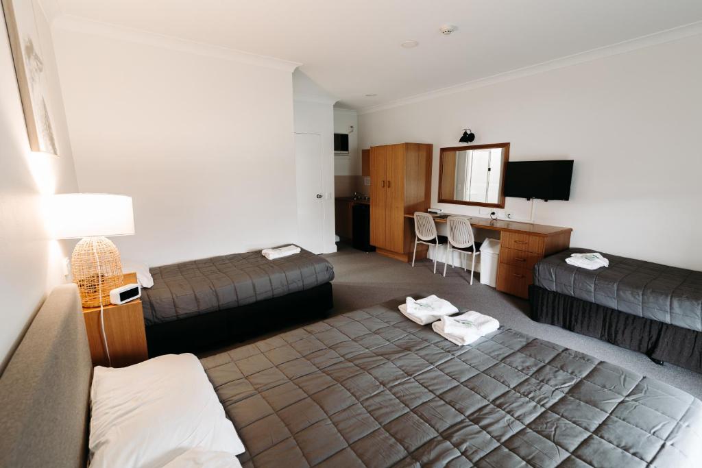 The Ophir Hotel tesisinde bir odada yatak veya yataklar