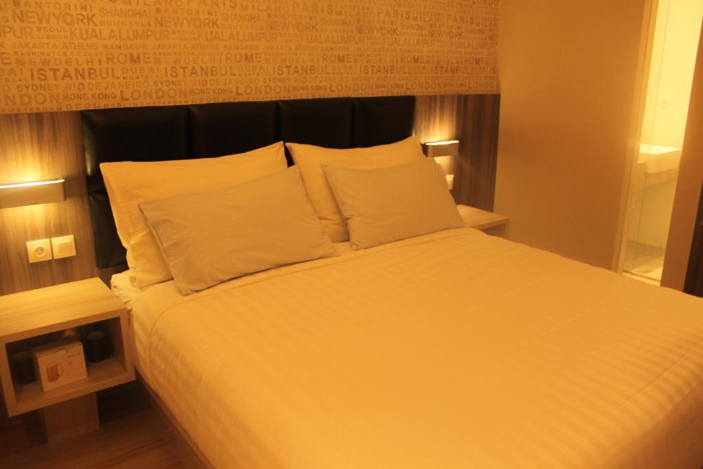 Postel nebo postele na pokoji v ubytování Luminor Hotel Jambi Kebun Jeruk By WH