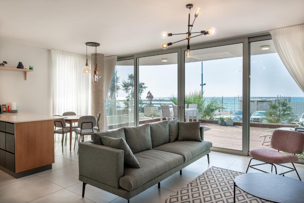 Apartment Beachfront Deck 20 meters from the beach, Haifa, Israel