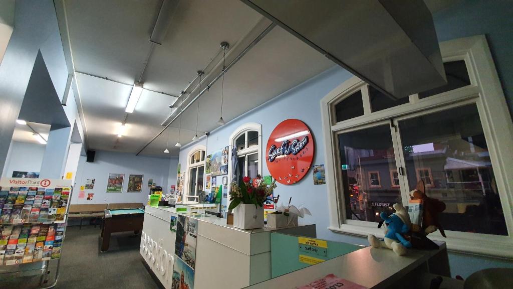 Surf 'N' Snow Backpackers Across Sky Tower - Resim 32