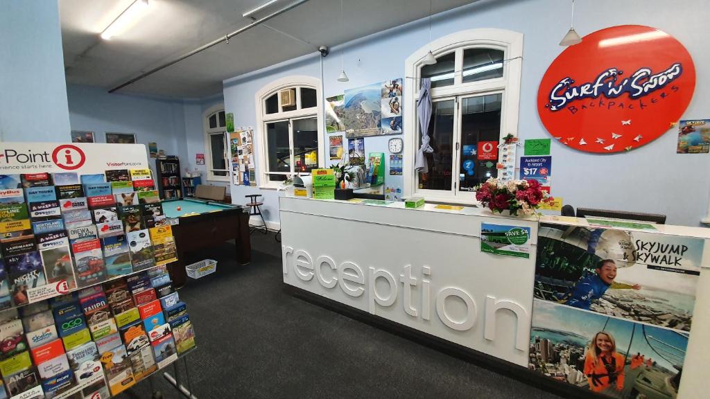 Surf 'N' Snow Backpackers Across Sky Tower - Resim 5