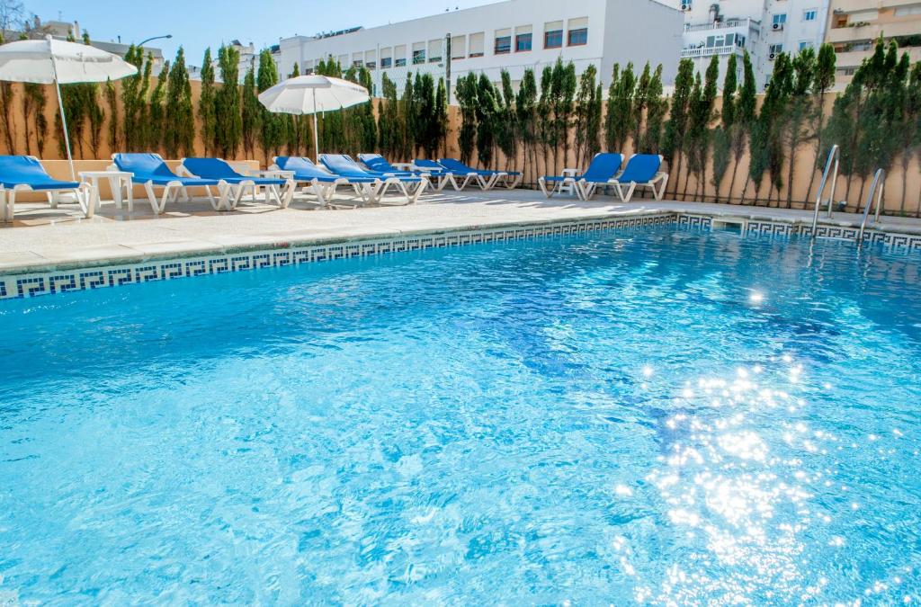 Bazén v ubytování Hotel El Faro Marbella nebo v jeho okolí